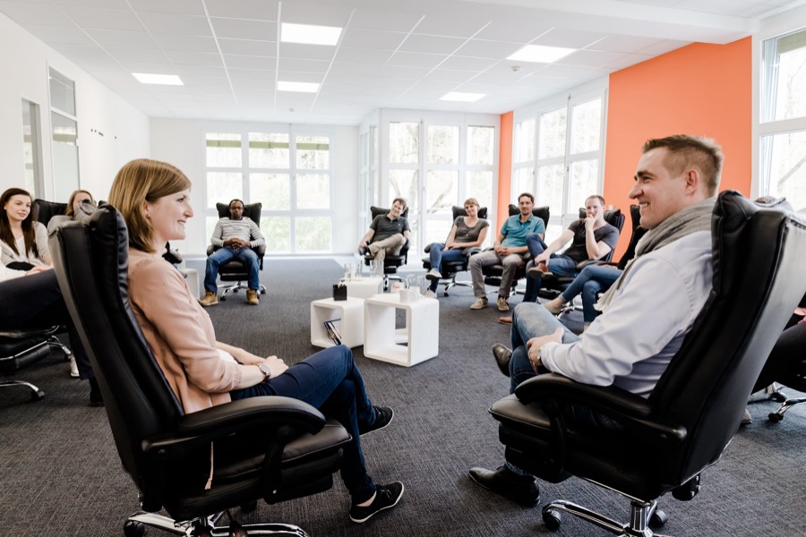 Trainingsgruppe im Stuhlkreis