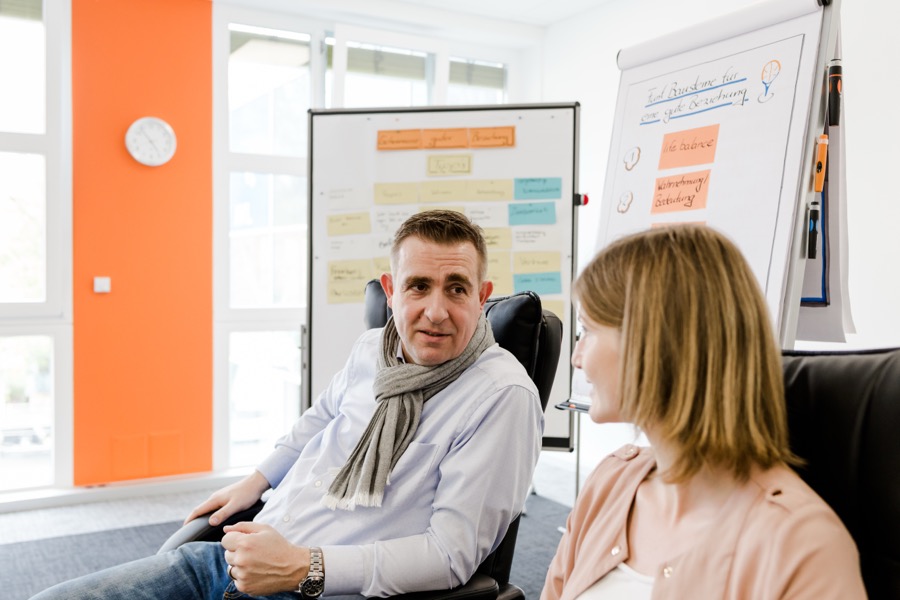 Robert Crnkovic im Coaching-Gespräch am Flipchart