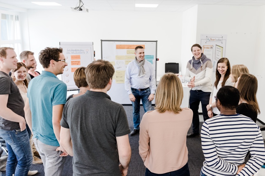 Robert Crnkovic mit Trainingsgruppe im Stehkreis